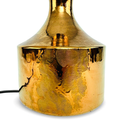 Nahaufnahme des breiten Keramikfußes mit goldener Lüsteroberfläche und sichtbarem Craquelé