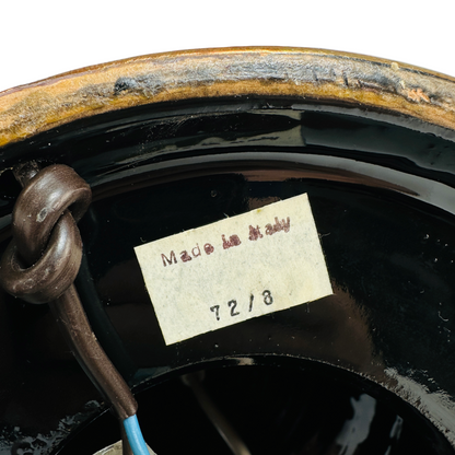Innenansicht des Leuchtenfußes mit Etikett Made in Italy 72/8 und schwarzer Verkabelung
