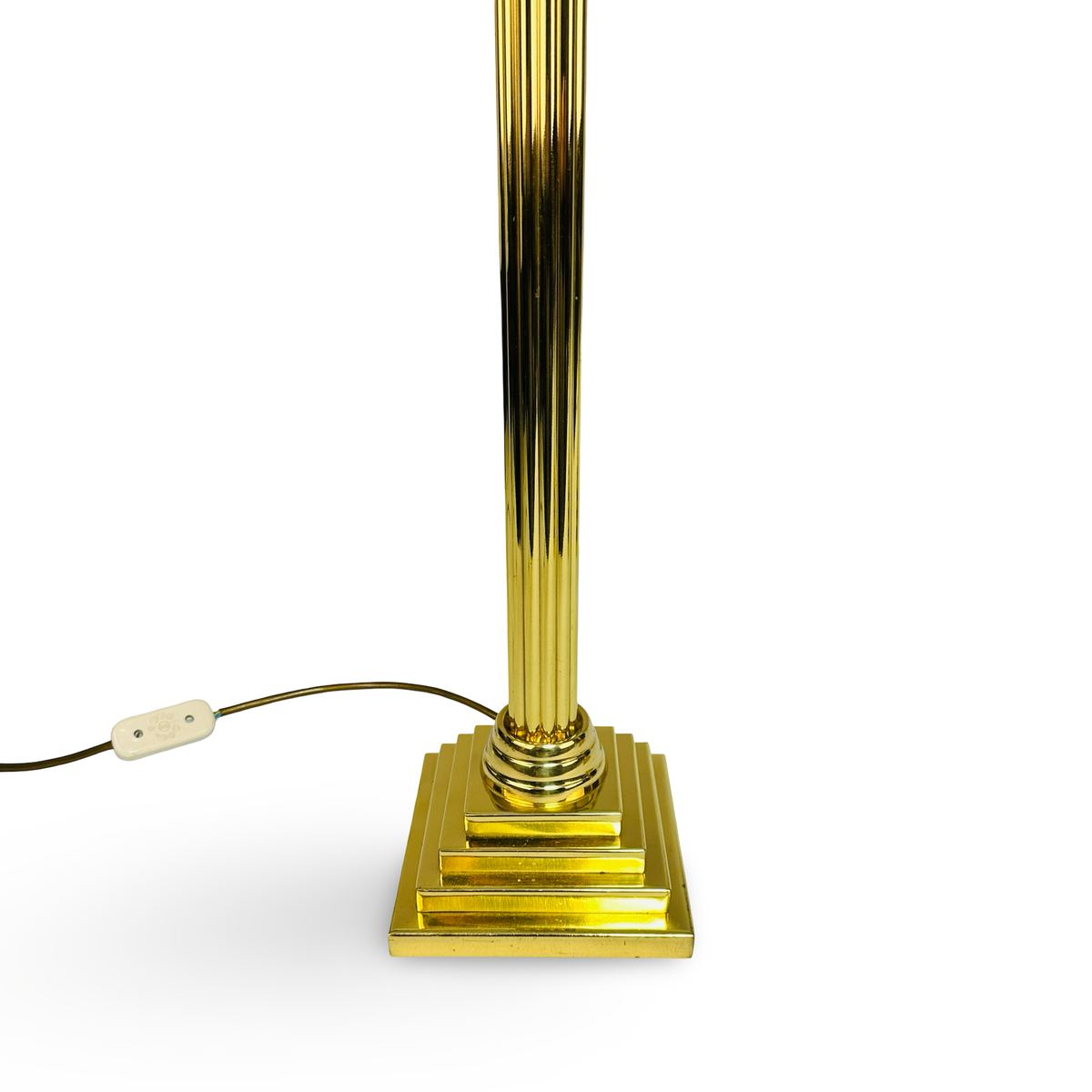 Fût cannelé en laiton de la lampe Hollywood Regency sur socle carré à gradins avec interrupteur à cordon