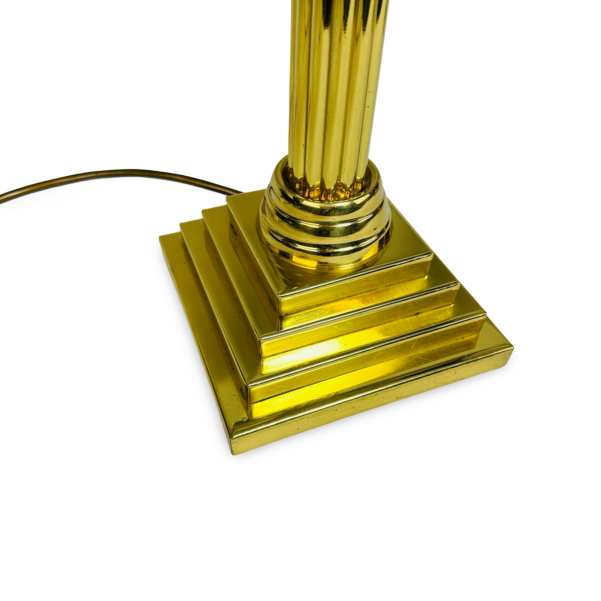Détail du socle en laiton à quatre gradins style Hollywood Regency avec tore mouluré