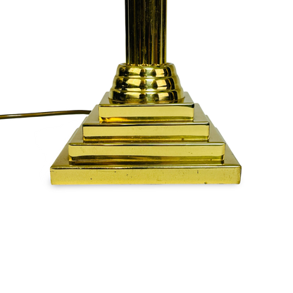 Détail de face du socle Hollywood Regency en laiton avec fines rayures et traces d'usage sur les arêtes