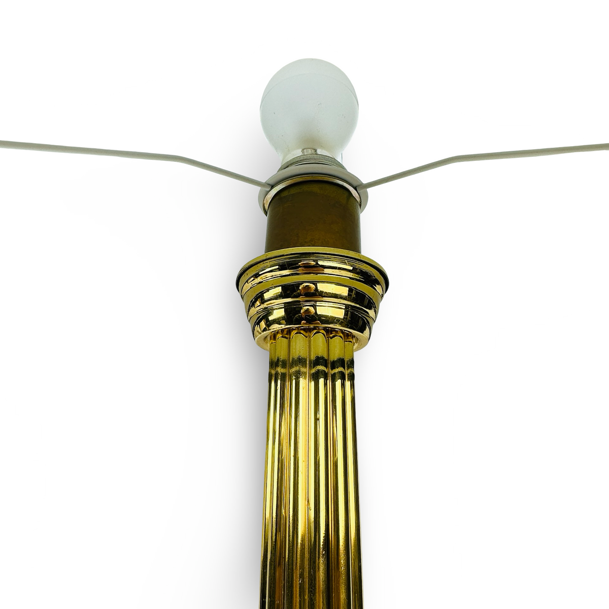 Détail du chapiteau annulaire en laiton de la lampe colonne Hollywood Regency avec douille E27 et porte-abat-jour