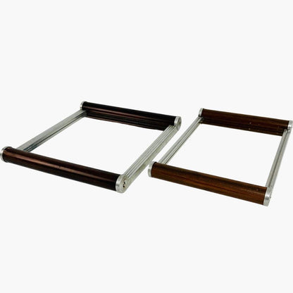 Schrägansicht des Paars aus Art-Deco-Tabletts mit spiegelnden Flächen und zylindrischen Holzgriffen