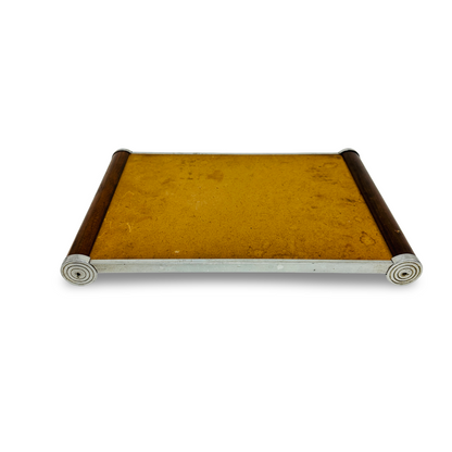 Unteransicht eines kleineren Tabletts mit gelblich verfärbter Bodenplatte und silberfarbenem Rahmen