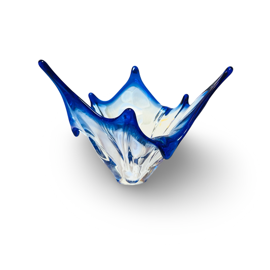 Vintage Murano Dreieckschale aus Klarglas mit kobaltblauen Spitzen, Gesamtansicht schräg von oben