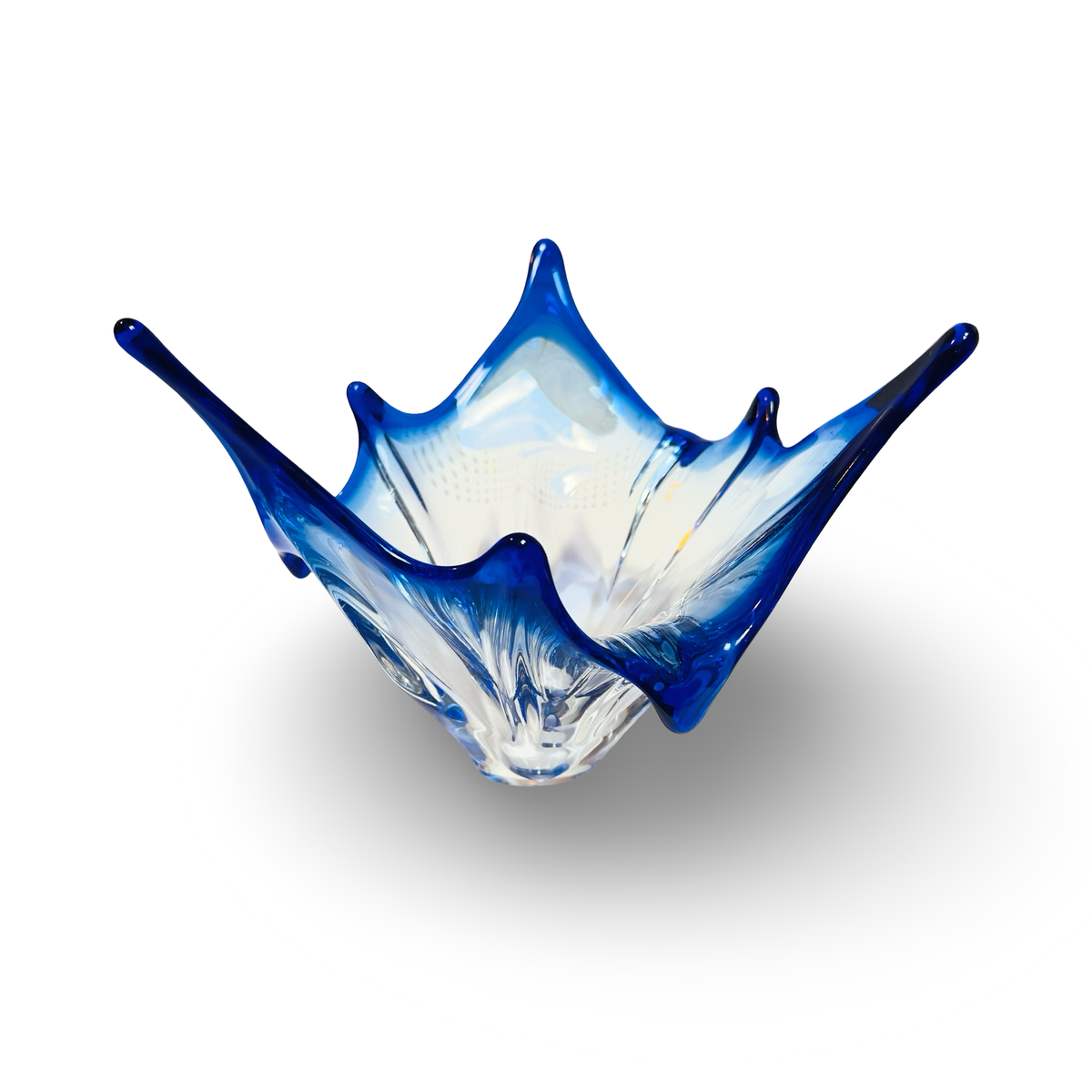Murano Glasschale in Dreiecksform mit ausgezogenen blauen Spitzen, Ansicht von vorne