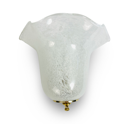 Frontansicht der Murano-Glas-Wandleuchte mit weiß gesprenkeltem Schirm und Messingabschluss