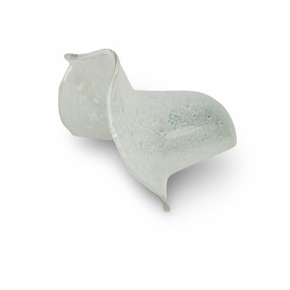 Seitliche Ansicht des abgenommenen, geschwungenen Murano-Glasschirms