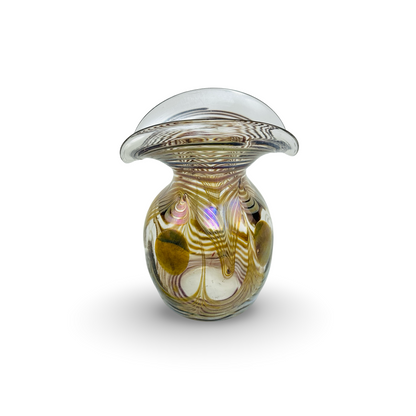 Schrägansicht der bauchigen Vase mit lila Linien und goldenen Glaseinschlüssen
