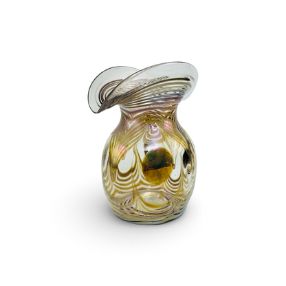 Seitenansicht der signierten Pfauenauge-Vase mit weit ausladendem Glasrand