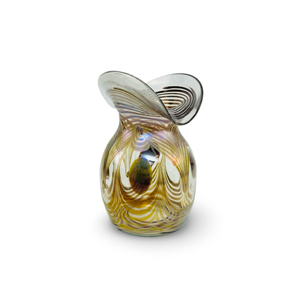 Ansicht der Eisch-Vase mit gegenläufig gewellter, transparenter Mündung
