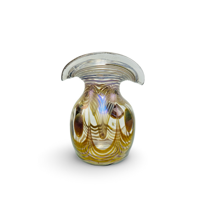 Frontalansicht der Vase mit irisierenden Pfauenaugen und gelben Fadendekoren