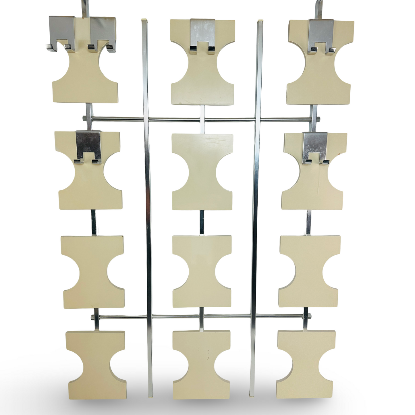 70er Space Age Wandgarderobe mit Aluminium-Hutablage und Gebrauchsspuren