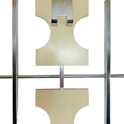 Nahaufnahme eines cremefarbenen Garderobenhakens mit Metallhalterung