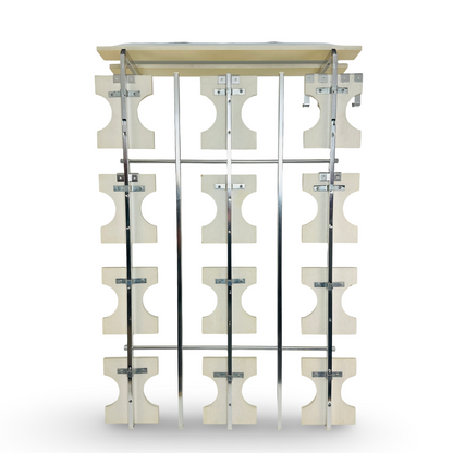 Gesamtansicht der modularen Wandgarderobe mit oberer Ablage und neun Haken