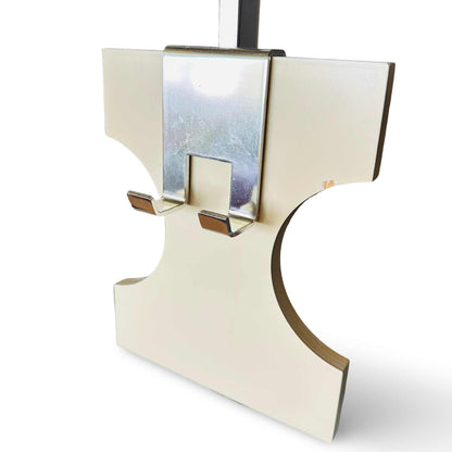 Detail eines einzelnen weißen Hakens mit verchromter Befestigung am Aluminiumstab