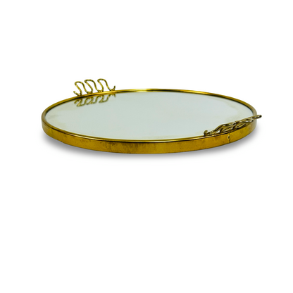 Flache Seitenansicht des Spiegeltabletts mit niedrigem Messingrand