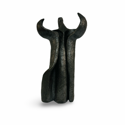 Frontansicht der betenden Studiokeramik-Figur mit dunkler bronzefarbener Glasur