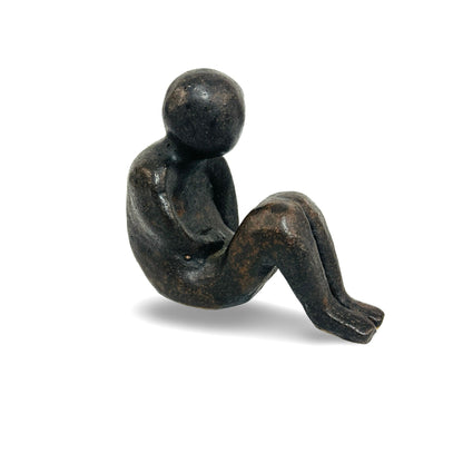 Gesamtansicht einer sitzenden Studiokeramik-Figur in dunkelbrauner Glasur aus den 1980er Jahren