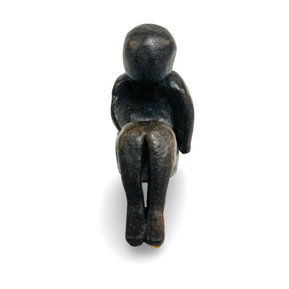 Frontale Ansicht der Keramikfigur mit langen parallel nach vorn gestreckten Beinen