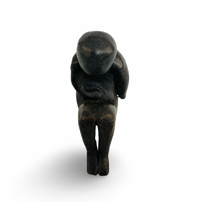 Hohe Frontalansicht der sitzenden Figur aus dunkelbraun glasiertem Keramikmaterial