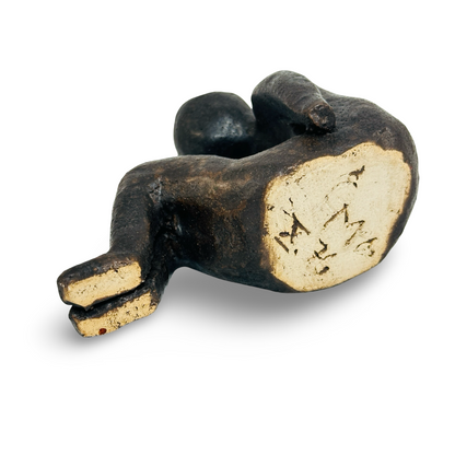 Unterseite der sitzenden Keramikfigur mit heller Standfläche und eingeritzter Signatur