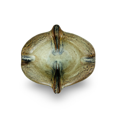 Draufsicht in die flache Schale mit beigegrüner und dunkelbrauner Laufglasur