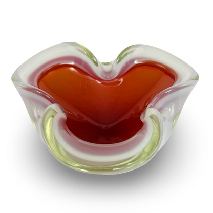 Frontale Ansicht einer dreilappigen Murano-Sommerso-Schale mit rotem Kern aus den 1960er Jahren