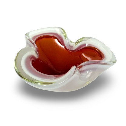 Seitliche Perspektive auf die dreilappige Murano-Schale mit hochgezogenen Rändern