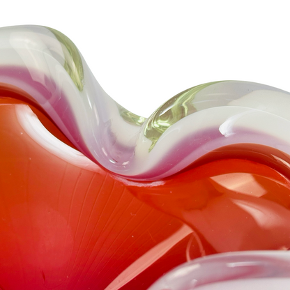 Nahaufnahme des rot-orangen Glaskerns und des opalweißen Randes der Murano-Schale