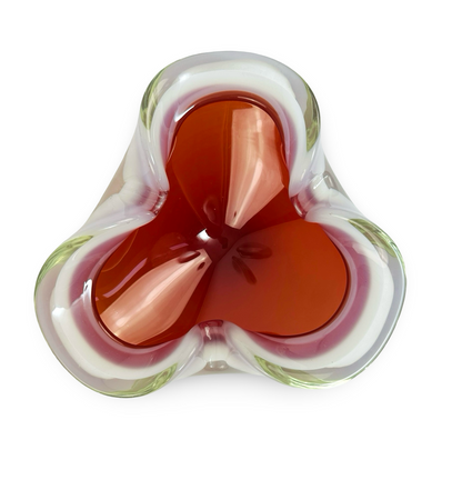 Draufsicht auf die dreipassförmige Sommerso-Schale mit drei roten Glasmulden