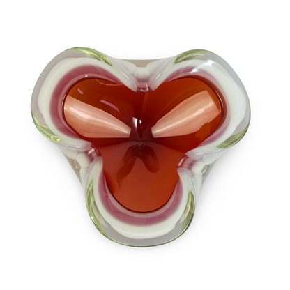 Draufsicht der Murano-Geode-Schale mit rotem Kern und milchig opalem Glasrand