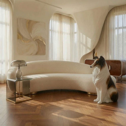 Sitzende Collie-Keramikfigur im Wohnraum neben Sofa und Glastisch, italienisches Dekor der 1960er Jahre
