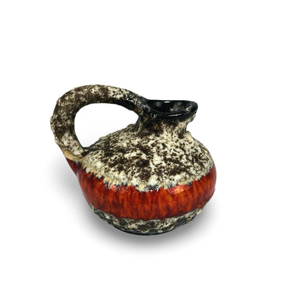 Vase à anse Jopeko Keramik vu légèrement de dessus, glaçure coulante rouge entre glaçure cratère blanc crème