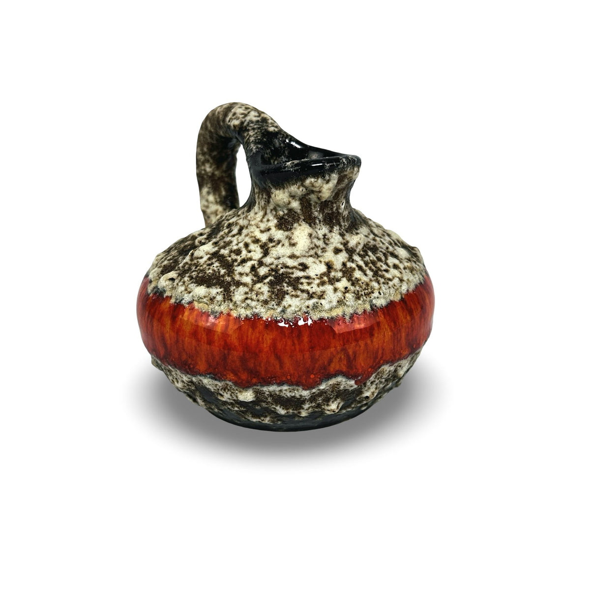 Vase à anse Jopeko, vue de face avec bec, glaçure fat lava rouge et beige-brun