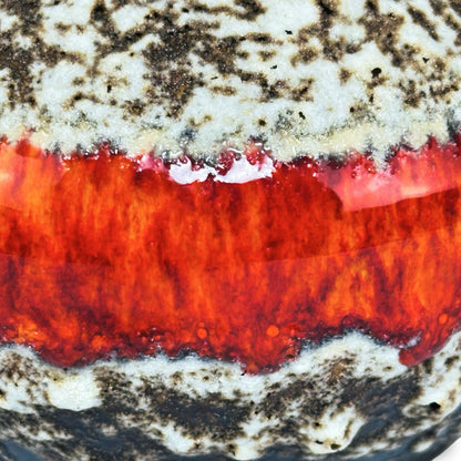 Détail de la glaçure coulante rouge orangé brillante et de la glaçure cratère fat lava poreuse