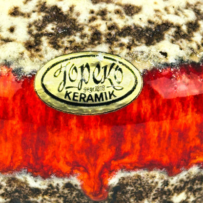Gros plan de l’étiquette d’origine Jopeko Keramik sur glaçure rouge