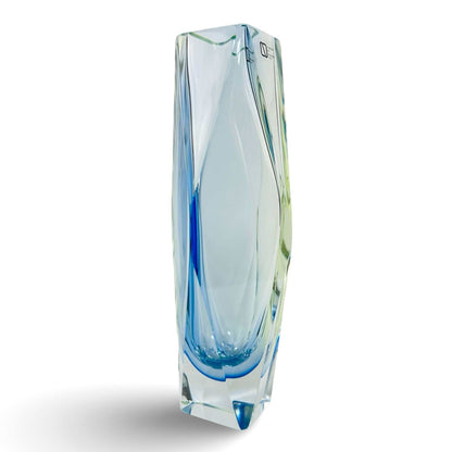 Frontalansicht der hohen Sommerso-Vase mit blauem Rand und chartreusefarbenem Glaskern