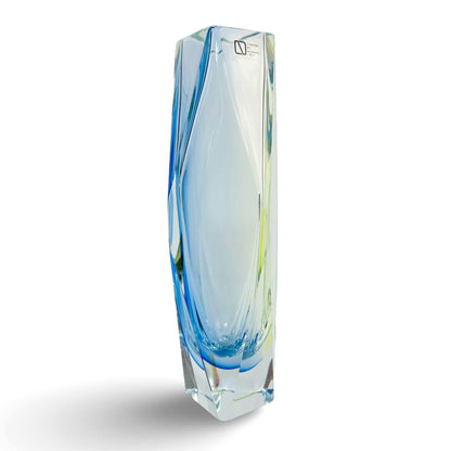 Dreiviertelansicht der prismatisch geschliffenen Murano-Vase mit originalem Label
