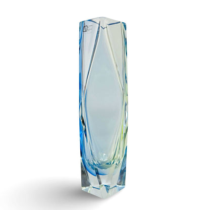 Ansicht der Vase von vorn mit klaren Kanten und tiefblauem Außenrand