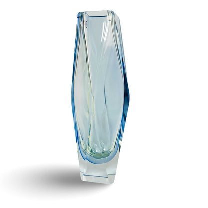 Rückansicht der schlanken Sommerso-Vase mit prismatischen Facetten aus den 1970er Jahren