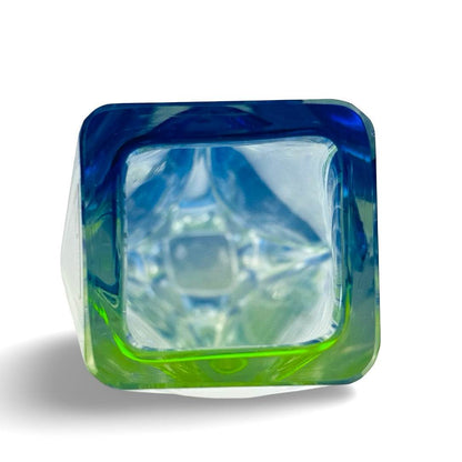 Draufsicht in die quadratische Öffnung der facettierten blau-grünen Murano-Vase