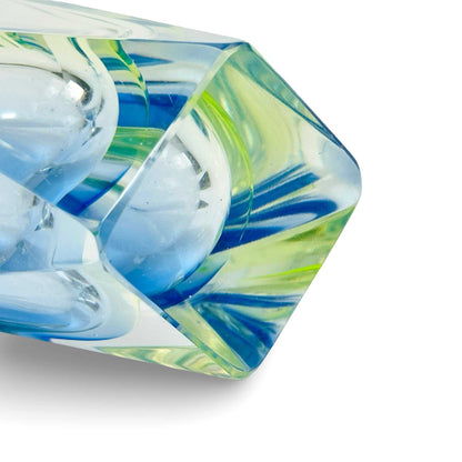Detail der facettierten Vase mit blauem Glaskern und gelbgrüner Sommerso-Schicht