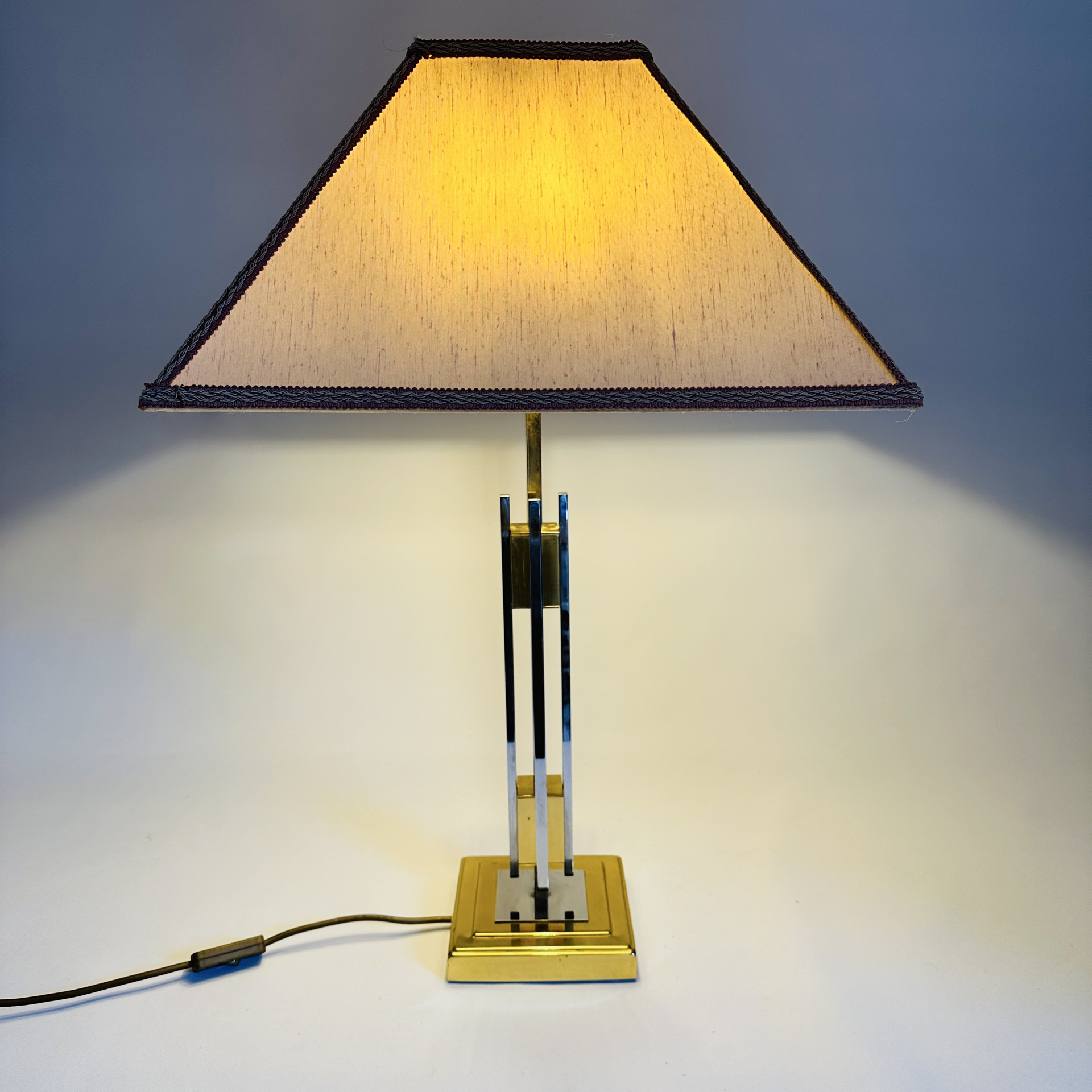 Belgo Chrom Hollywood Regency Tischleuchte aus Messing und Chrom in gutem Zustand, 1970er Jahre, Höhe 71,5 cm, Breite 46 cm, 2 x E27 Fassungen