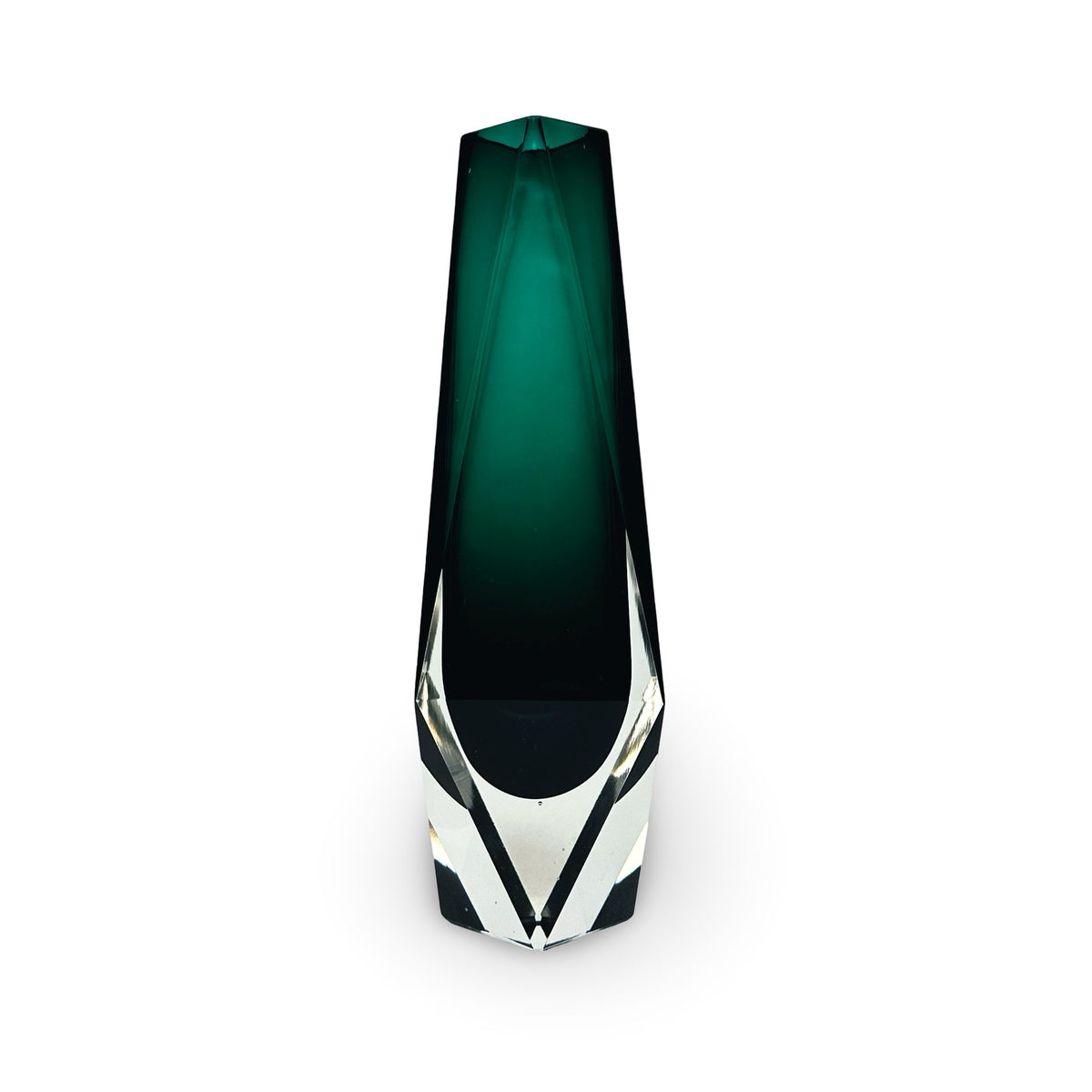 Facettierte Murano Vase, Seitenansicht mit grünem Sommerso-Kern und spitz geschliffenem Kristallfuß