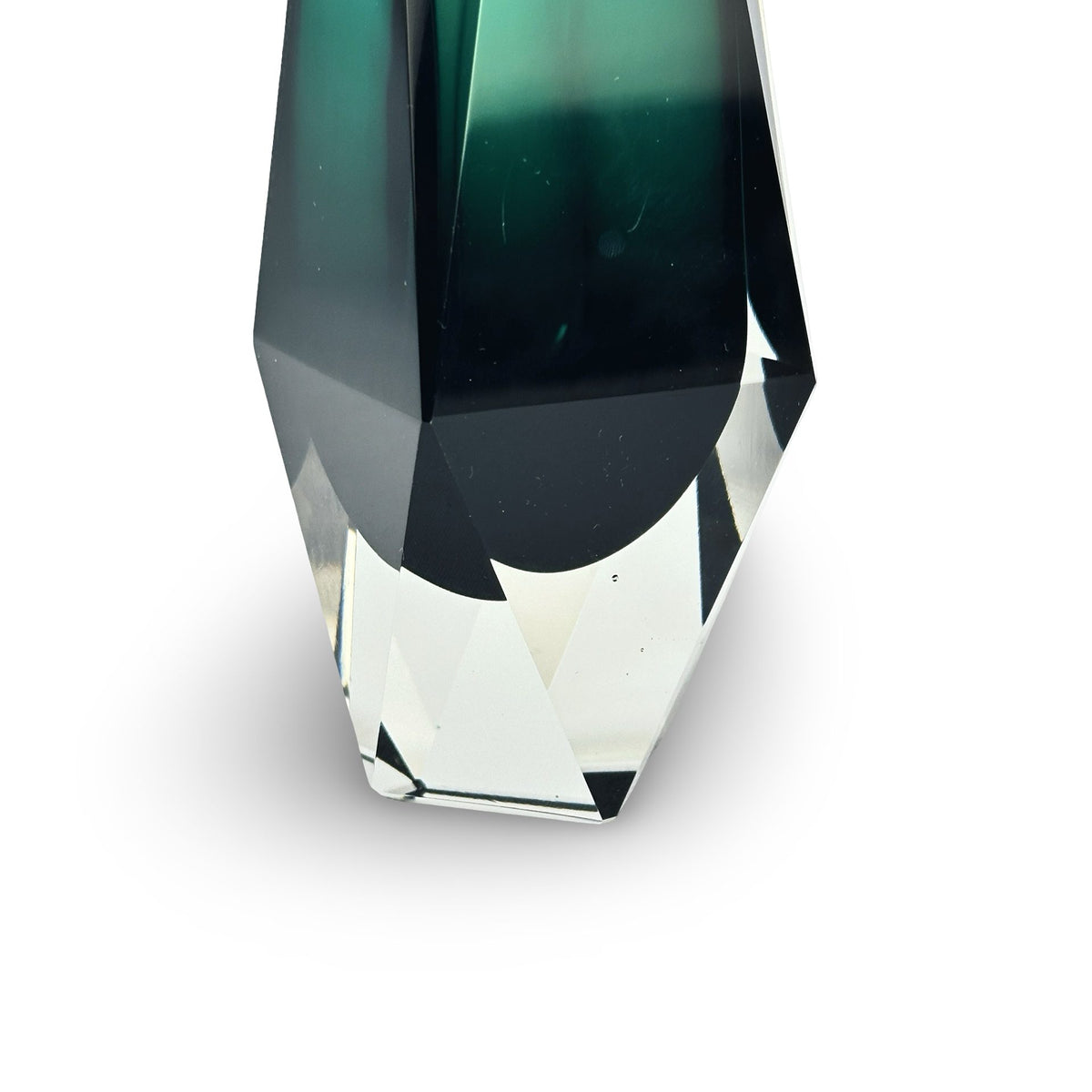 Detail des klaren, facettierten Fußes der grünen Murano Sommerso-Vase mit gerundeter Unterkante des Farbkerns
