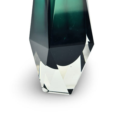 Detail des klaren, facettierten Fußes der grünen Murano Sommerso-Vase mit gerundeter Unterkante des Farbkerns