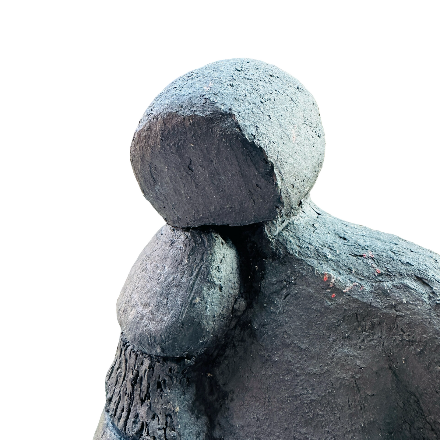 Signierte Studiokeramik Familiengruppe brutalistische Figur aus 1983 mit matt dunkler Oberfläche und feinen Ritzlinien