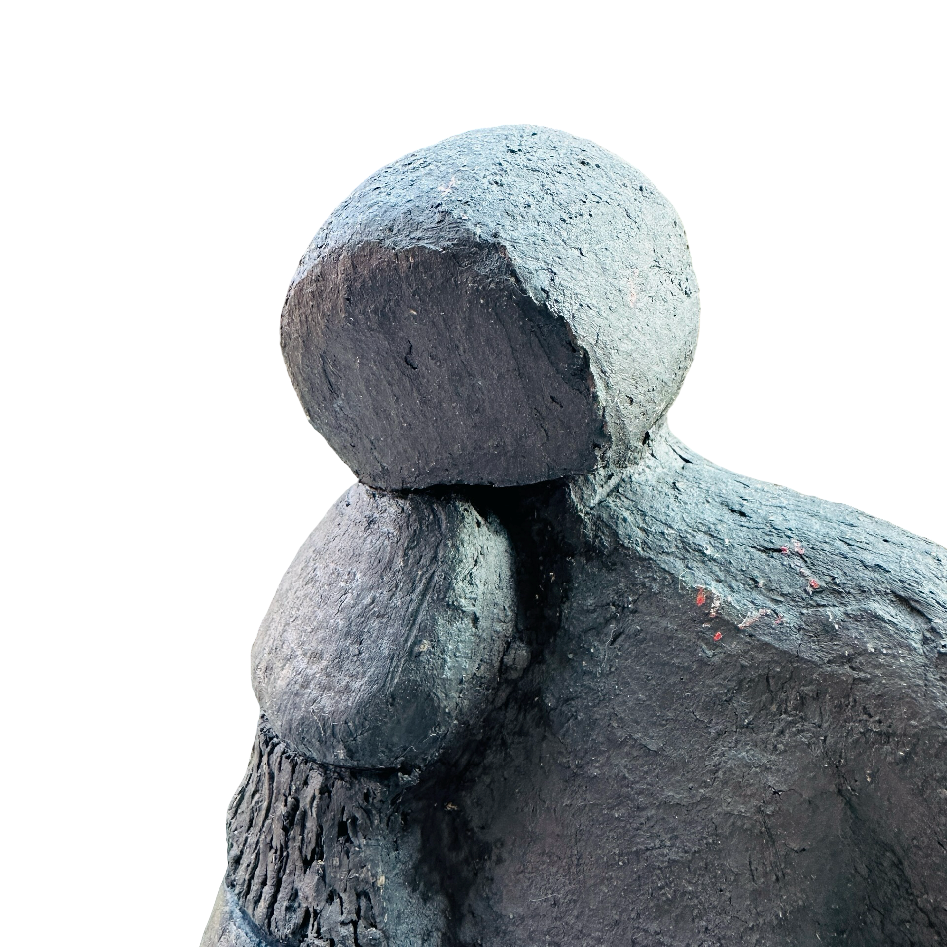 Signierte Studiokeramik Familiengruppe brutalistische Figur aus 1983 mit matt dunkler Oberfläche und feinen Ritzlinien