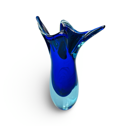 Schrägansicht der asymmetrisch geöffneten Murano-Vase in Kobaltblau und Aquamarin aus den 1960ern
